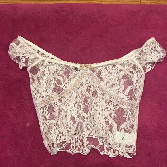 UNIF Jess Sheer lace top with cap sleeves in a cropped fit - Picture 3 of 5